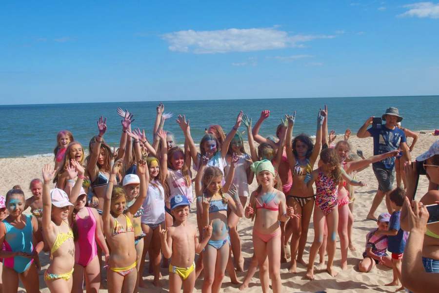 Дети на пляже лагерь